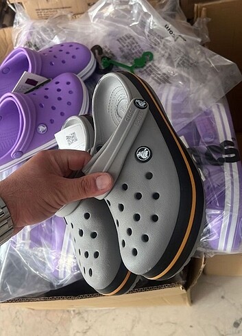 Crocs orjinal bej rengi toz poşetlı Qr kodlu etiketli. Çin veya 