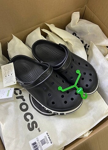 Crocs terlik Avrupa üretimidir bosnada üretiliyor. Etiketli QR k