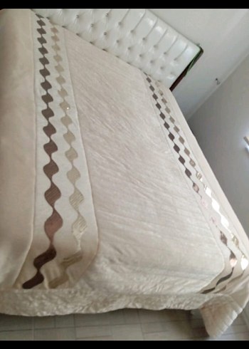 Nakışlı Beyaz Parlak Yatak Örtüsü ve fon perdeler - Görsel 3