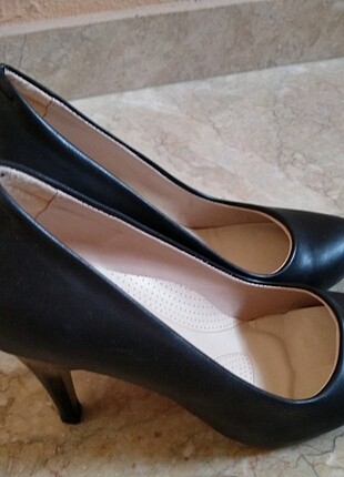 Stiletto yeni sadece bir kere giyildi