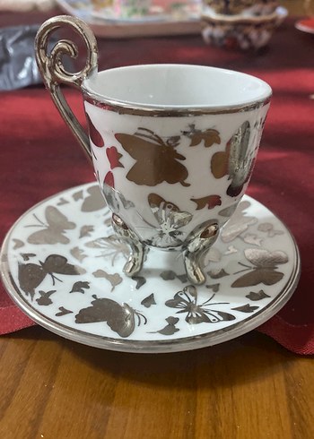 Gri Kelebek Desenli Beyaz Fincan ve Tabağı