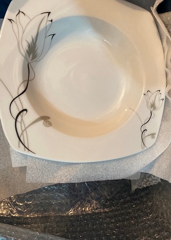 Beden Gri Çiçek Desenli Beyaz Porselen Tabak