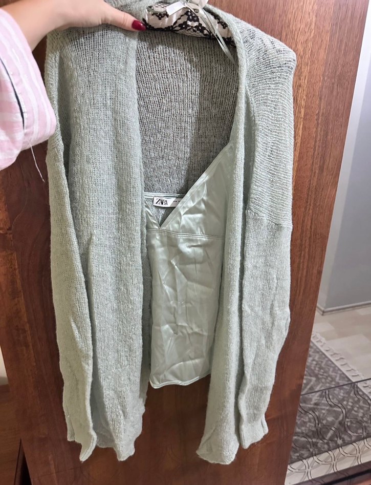 Yeşil V Yaka Dökümlü Kadın Kazak - Görsel 2