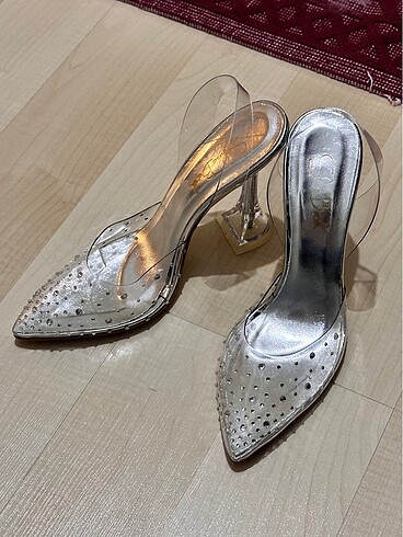 37 Beden beyaz Renk Şeffaf taşlı stiletto