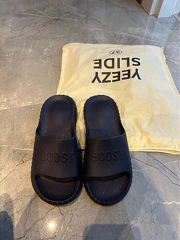 Diğer Yeezy Siyah Simli Terlik
