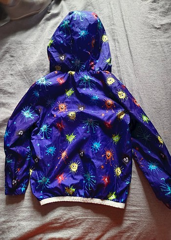 Erkek Çocuk Kapüşonlu Renkli Bağlama Desenli Yağmurluk - Görsel 4