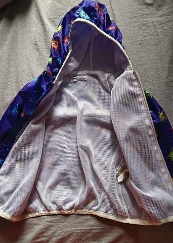 Erkek Çocuk Kapüşonlu Renkli Bağlama Desenli Yağmurluk - Görsel 2