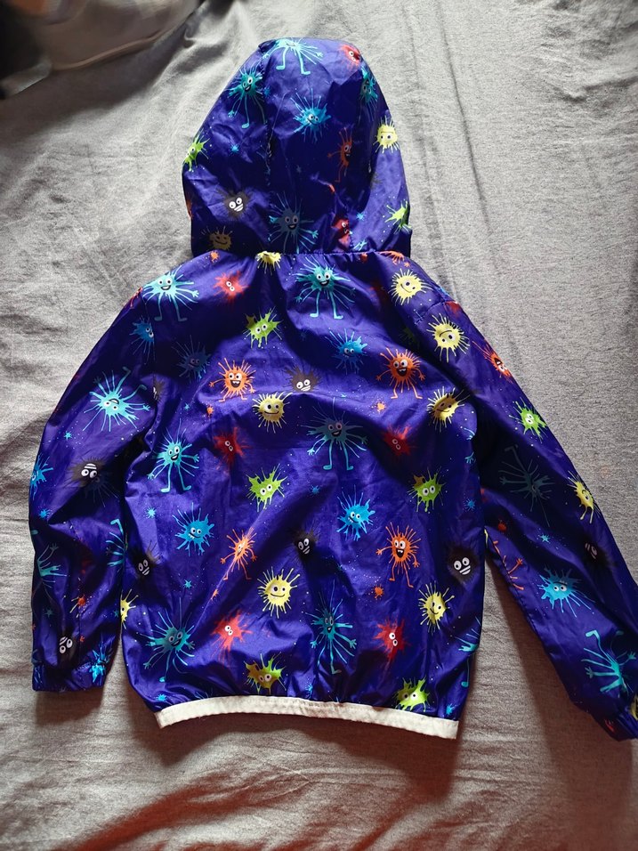 Erkek Çocuk Kapüşonlu Renkli Bağlama Desenli Yağmurluk - Görsel 4