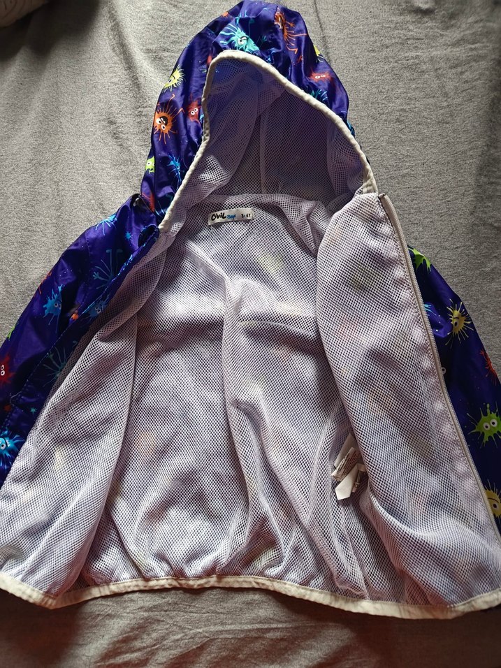 Erkek Çocuk Kapüşonlu Renkli Bağlama Desenli Yağmurluk - Görsel 2