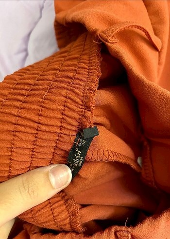 Zara Bej Parlak Kumaş Kemerli Kadın Pantolon