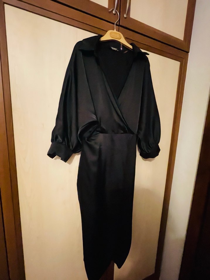 Siyah Saten  V Yaka Uzun Elbise - Görsel 2