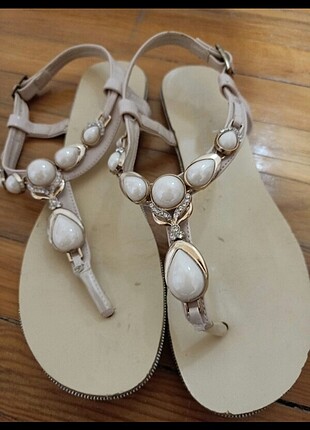 Krem rengi taşlı sandalet