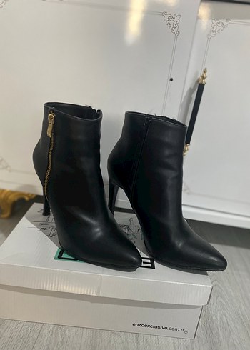 Siyah Deri Stiletto Topuklu Kadın Bot