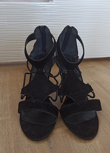 Siyah süet topuklu ayakkabı 