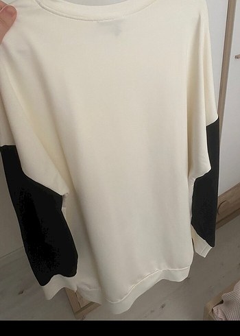 Beyaz Siyah Detaylı Salaş Sweatshirt