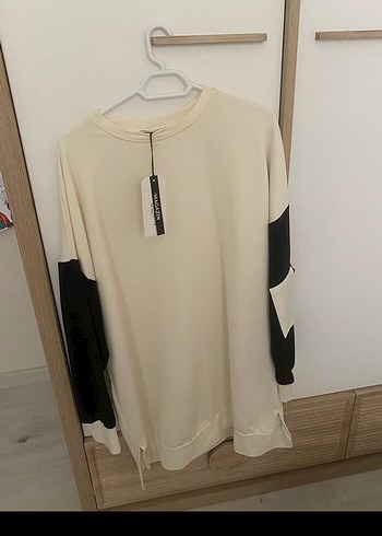 Trendyol & Milla Beyaz Siyah Detaylı Salaş Sweatshirt