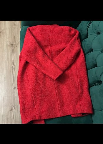 Kırmızı Düğmeli Kaban - Görsel 2