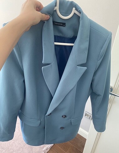 Trendyol & Milla Mavi blazer çeker