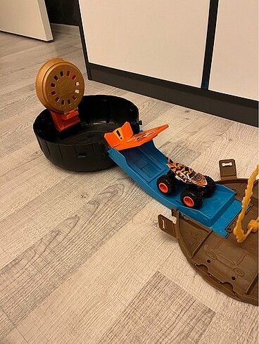 Hot Wheels Hotweels araba fırlatma seti