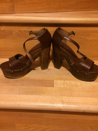 Kahverengi platformlu tahta topuk ayakkabı