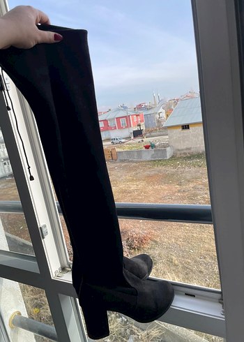 Siyah Süet Dizüstü İnce Topuklu Bot - Görsel 4