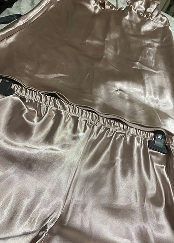 Saten Görünümlü Salaş Şort - Görsel 2