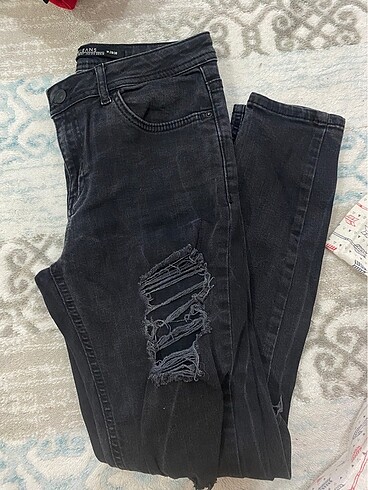 LC Waikiki Siyah yırtık pantolon