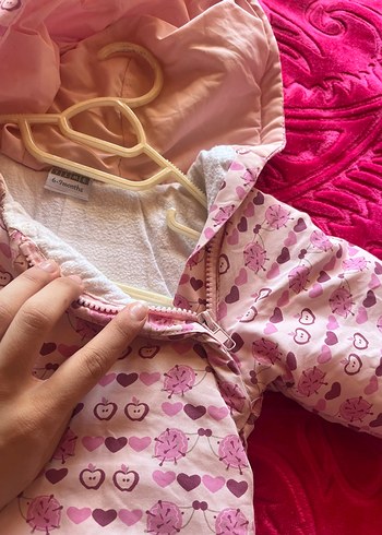 Kapüşonlu Örgü Desenli Pembe Kız Bebek Tulumu - Görsel 3