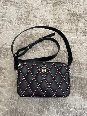 Tommy hilfiger çanta
