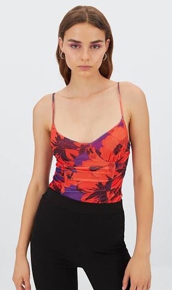 Stradivarius tül detaylı bodysuit