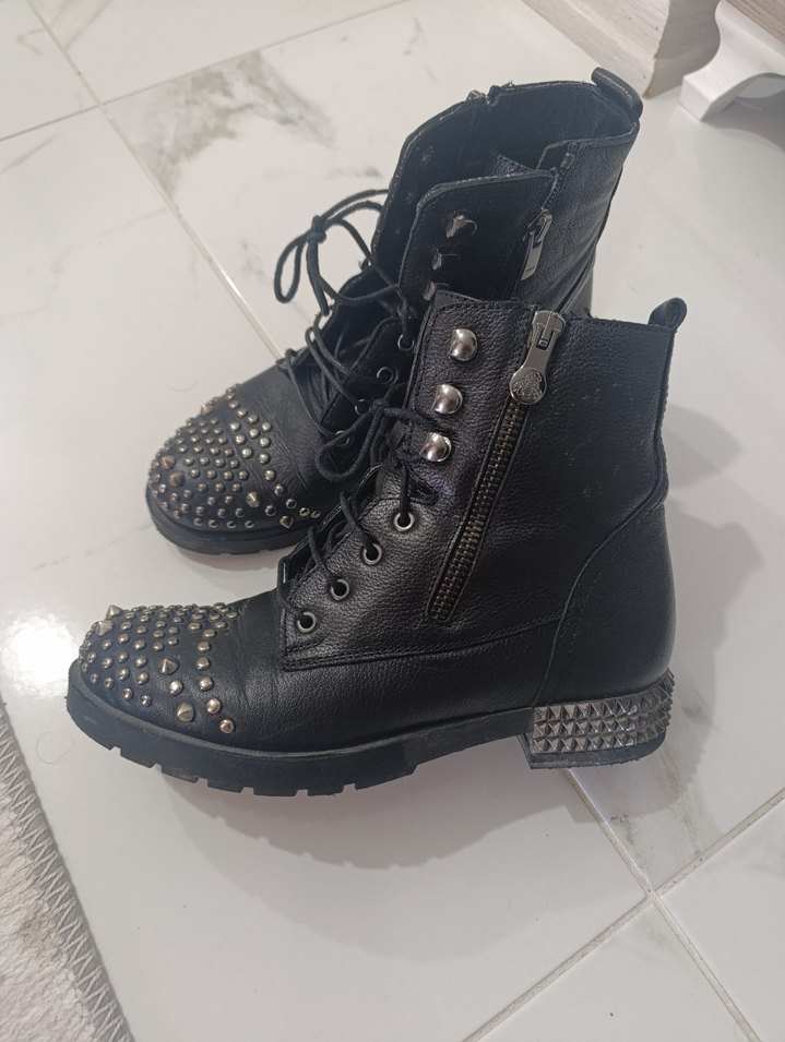 Siyah Deri Çivili Rock Punk Kadın Bot - Görsel 2