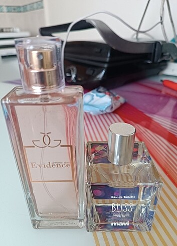 Mavi evdence bayan parfüm