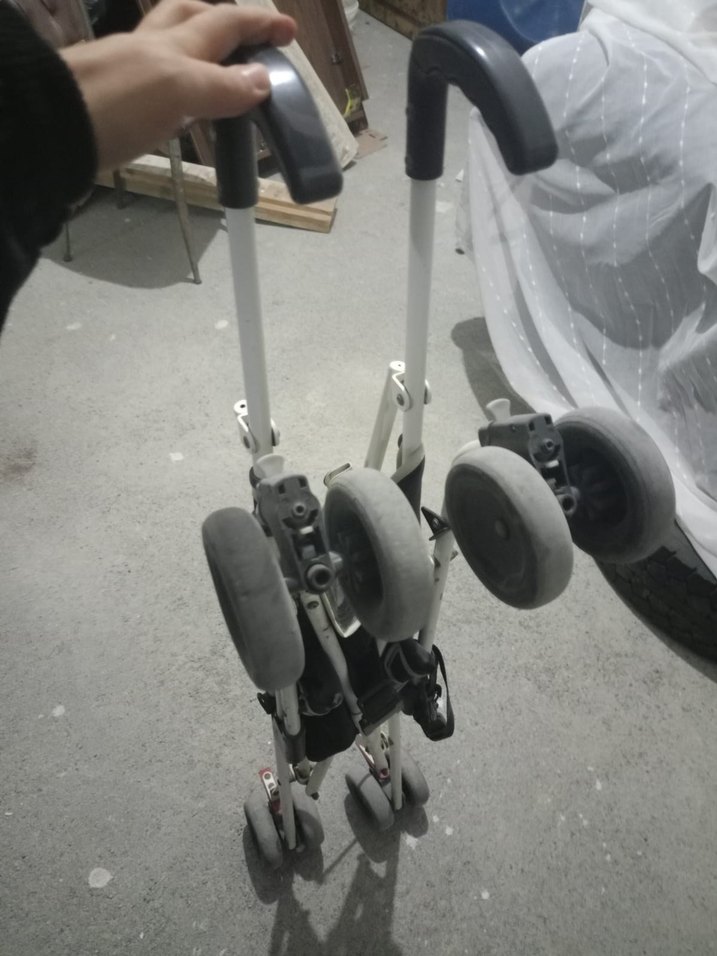 Gri ve Beyaz Bebek Arabası - Görsel 4