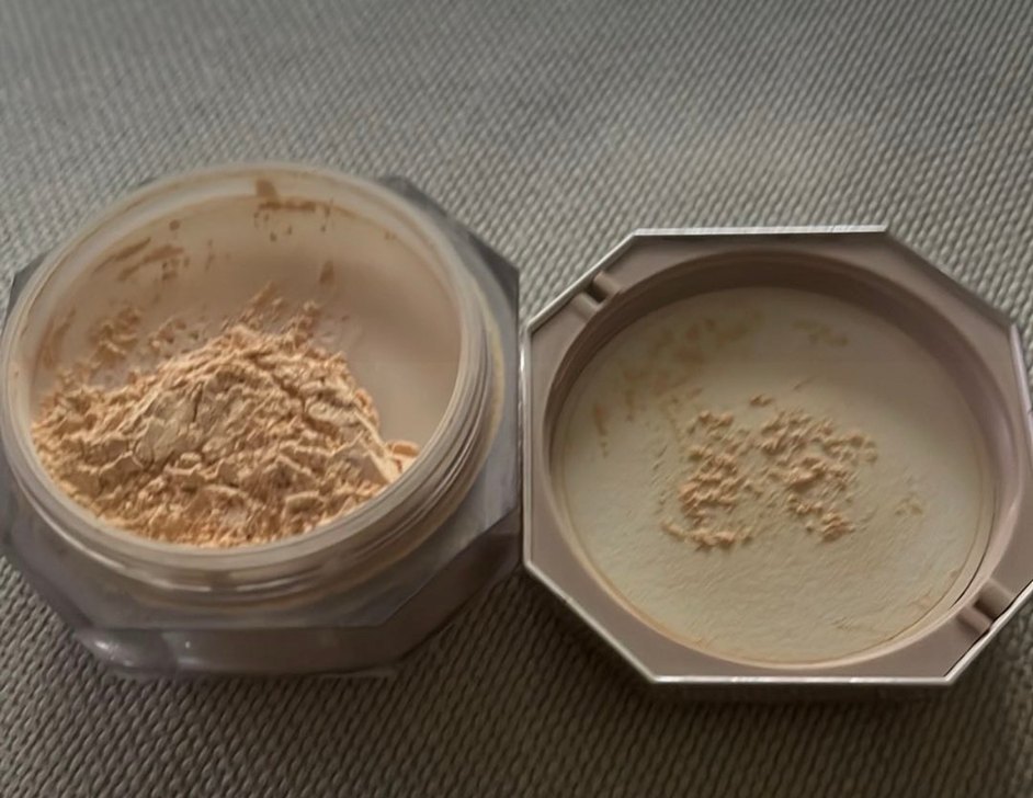 Fenty Beauty Parlak Bej Pudra - Görsel 3