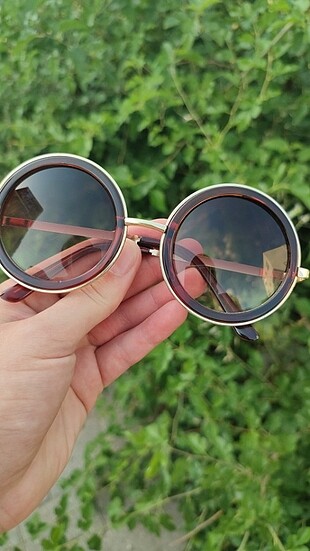 Kahverengi güneş gözlüğü
