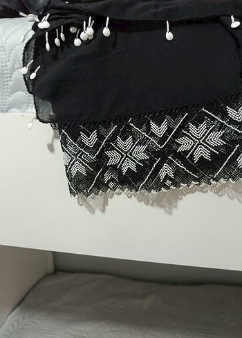 Siyah Fırfırlı Kadın Şal - Görsel 2