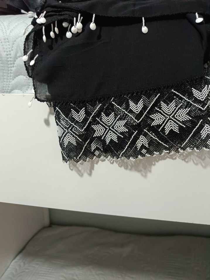 Siyah Fırfırlı Kadın Şal - Görsel 2