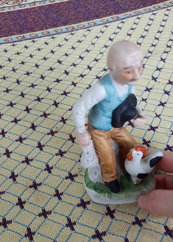 Yaşlı Adam ve Horoz Figürü - Görsel 2