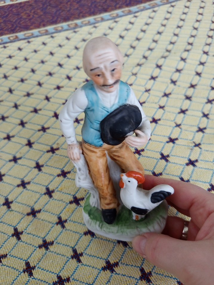 Yaşlı Adam ve Horoz Figürü - Görsel 3