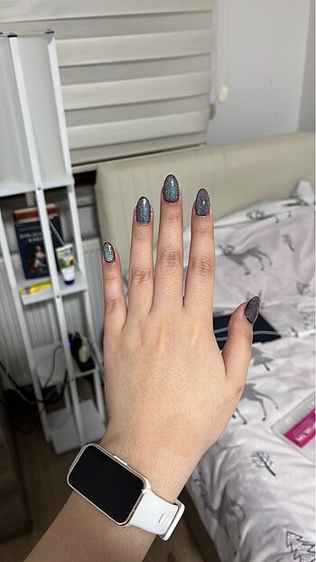Press on nails