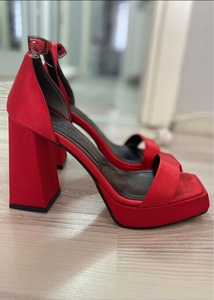 Kırmızı topuklu ayakkabı - Görsel 2