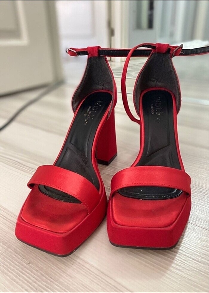 Kırmızı topuklu ayakkabı - Görsel 3