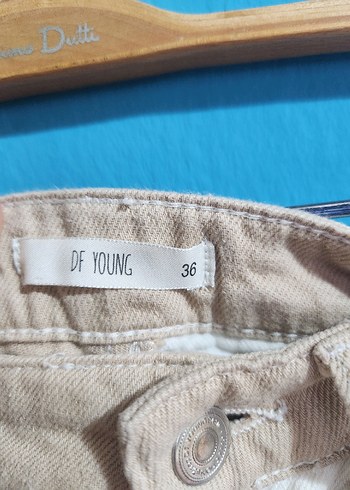 Bej ve Beyaz Renkli Salaş Denim Mini Şort - Görsel 4