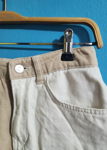 Bej ve Beyaz Renkli Salaş Denim Mini Şort - Görsel 2