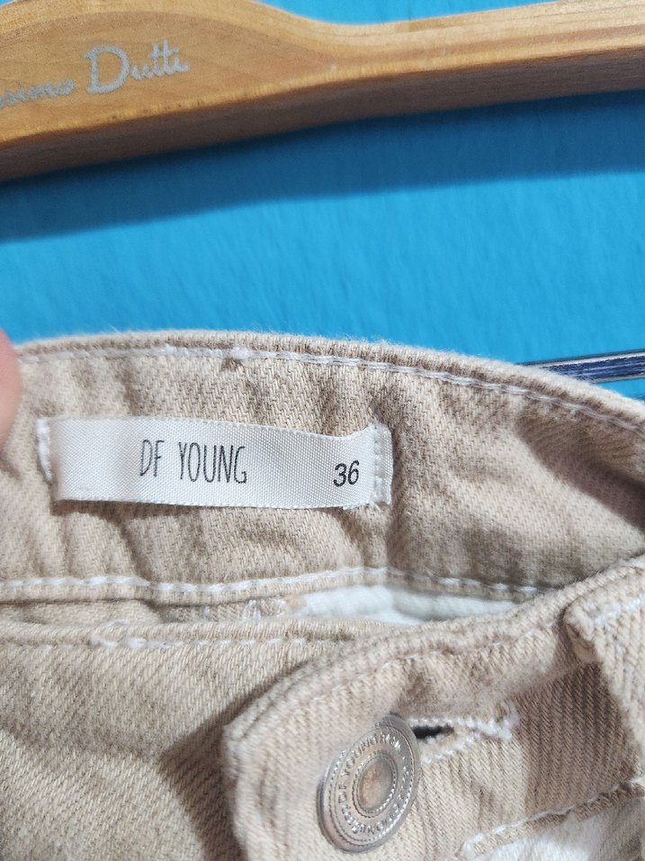 Bej ve Beyaz Renkli Salaş Denim Mini Şort - Görsel 4