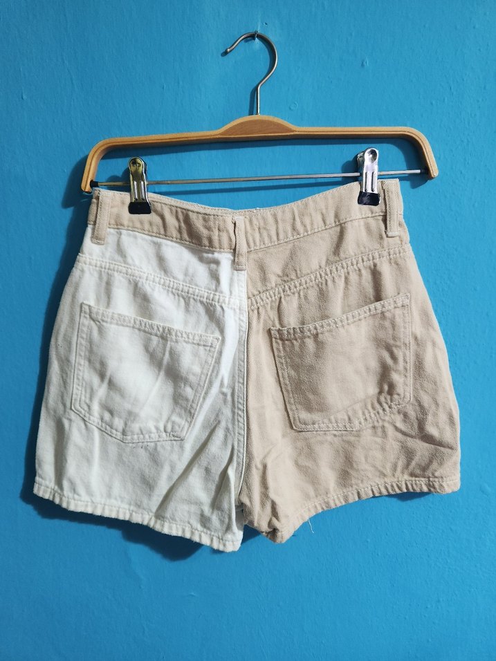 Bej ve Beyaz Renkli Salaş Denim Mini Şort - Görsel 3