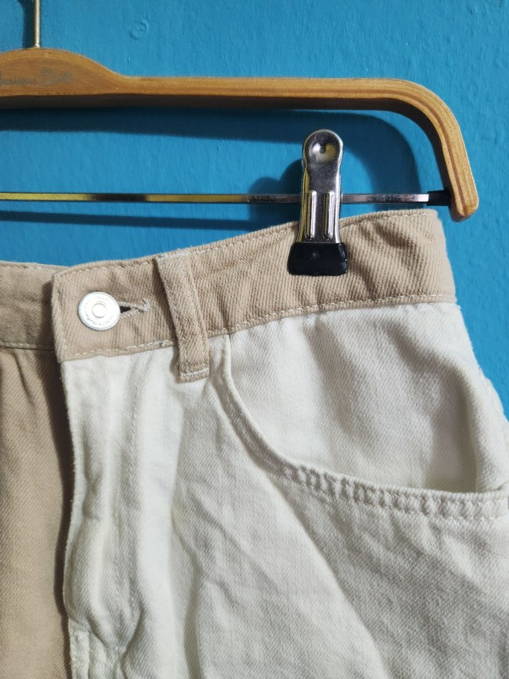 Bej ve Beyaz Renkli Salaş Denim Mini Şort - Görsel 2