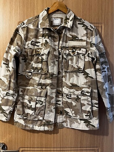 BERSHKA asker kamuflaj mont