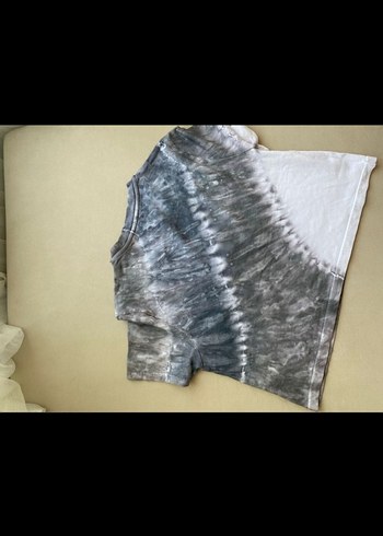 Gri Batik Desenli Tişört - Görsel 4