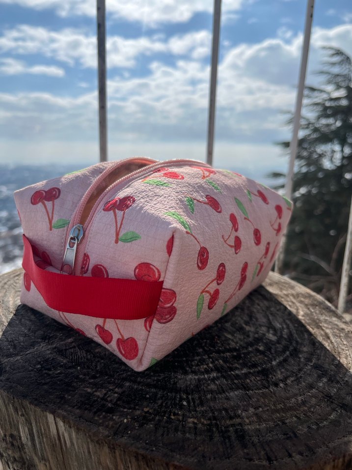 Kiraz Desenli Fermuarlı Makyaj Çantası - Görsel 4